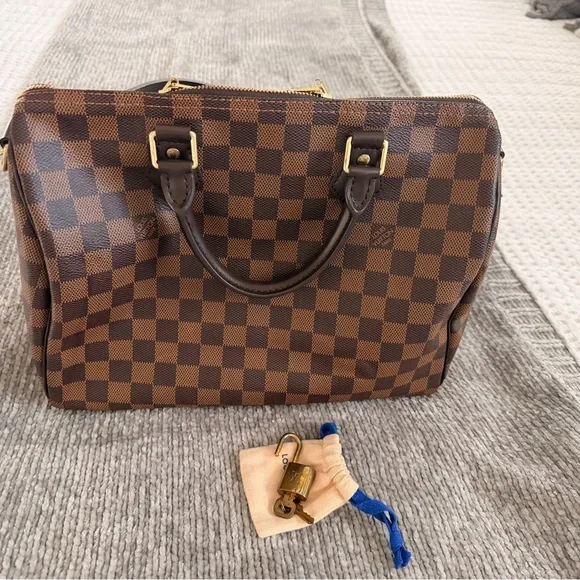 Speedy Bandoulière 30

Damier Ebene Handbag Louis Vuitton ® - Picture 3 of 10